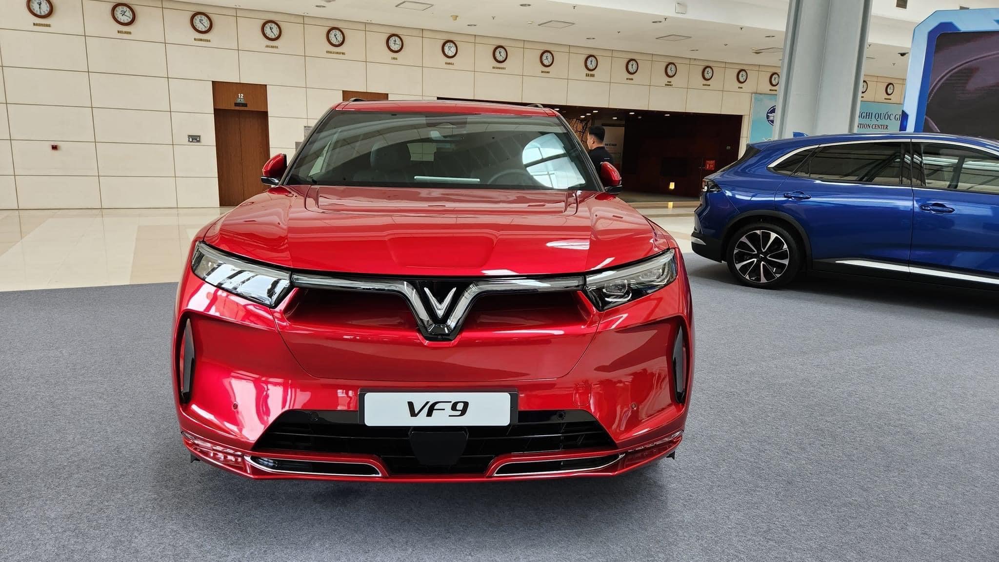 XE VF 9 MÀU SẮC CỜ ĐỎ SAO VÀNG – ĐẬM ĐÀ BẢN SẮC DÂN TỘC VIỆT - VF 9 ...